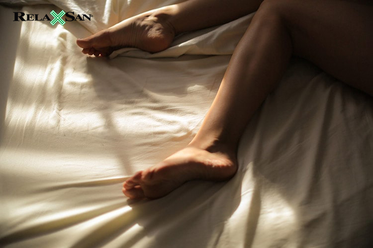 Khi đi ngủ, áp lực dồn lên chân sẽ tạo áp lực lớn lên thành tĩnh mạch gây đau và khó chịu