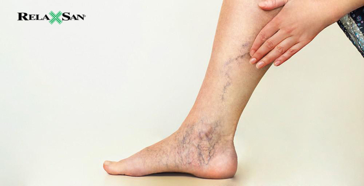 Khi xoa chân với dầu dừa hãy vuốt lên theo hướng của tim