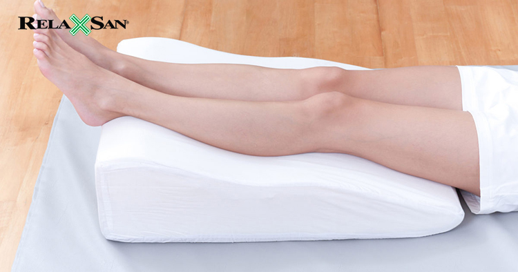 Tư thế ngủ cho người suy giãn tĩnh mạch nâng cao chân